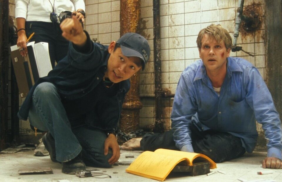 James Wan dirigiendo 'Saw' en 2004