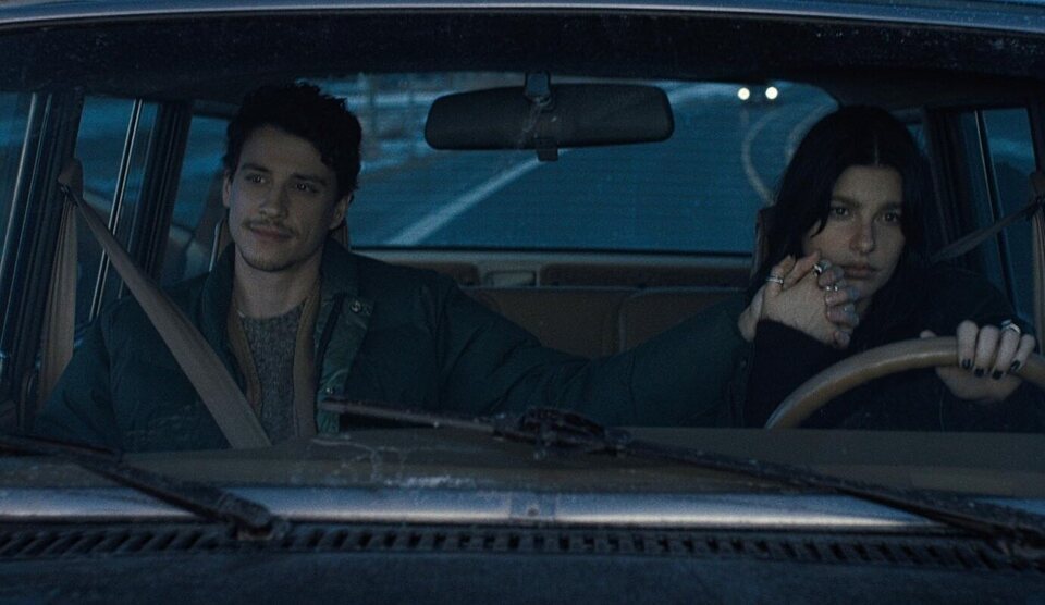 Camila Morrone y Adam DiMarco en 'Something Very Bad Is Going to Happen'