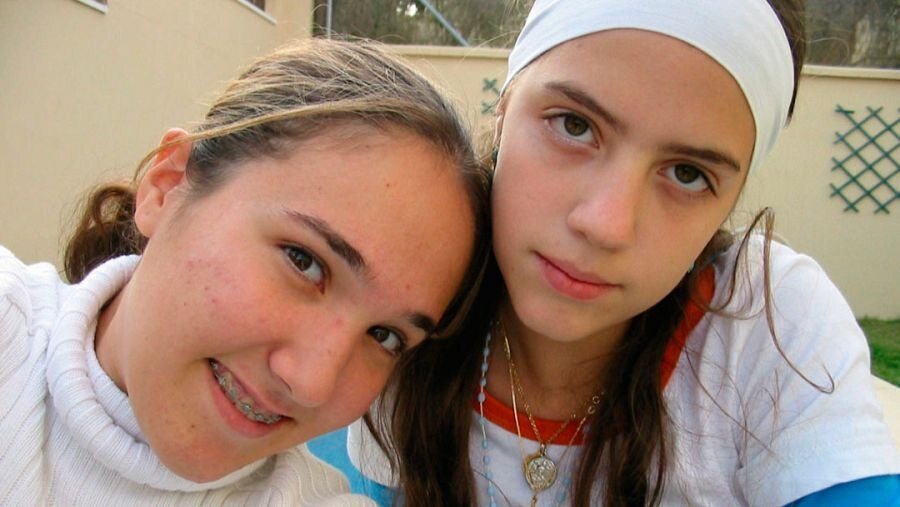 Marta del Castillo con una amiga en 'Marta, la ni&ntilde;a de Sevilla'