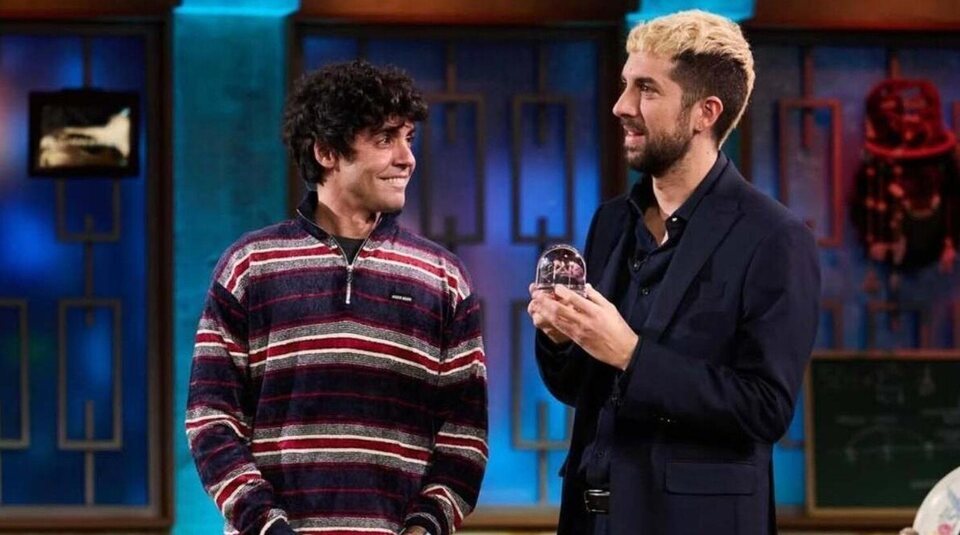 Javier Ambrossi en La Revuelta con David Broncano