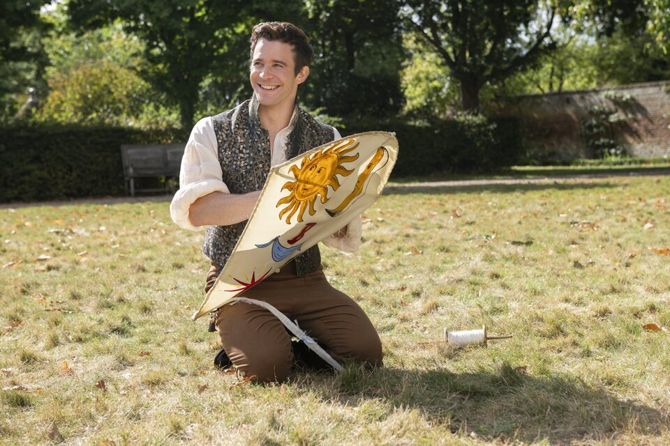 Luke Thompson es Benedict en 'Los Bridgerton'