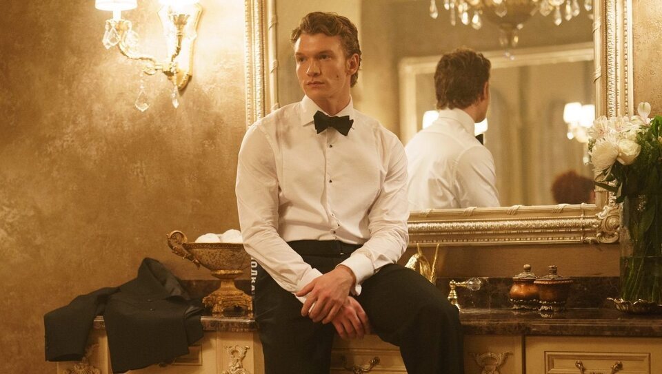 Connor Storrie como Ilya Rozanov