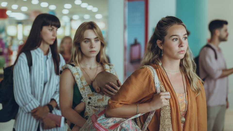 Claudia Salas, Clara Galle y Paula Usero protagonizan 'Esa noche'