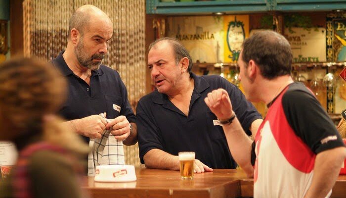 Jes&uacute;s Bonilla junto al reparto en 'Los Serrano'