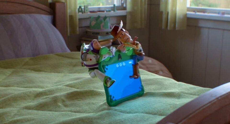 Woody y Buzz pele&aacute;ndose f&iacute;sicamente con LilyPad en 'Toy Story 5'