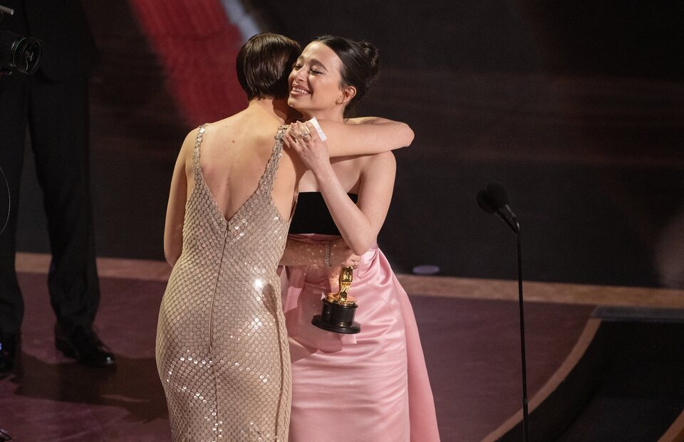 Emma Stone entregando el premio a Mikey Madison en 2025