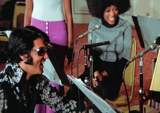 El equipo del cantante se mostraba siempre alegre en presencia de este 