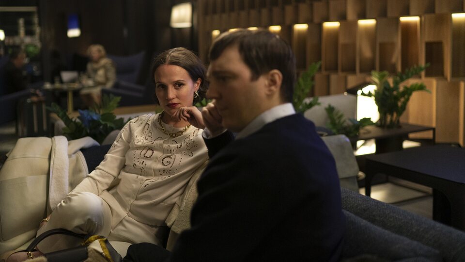 Alicia Vikander y Paul Dano en 'El mago del Kremlin'