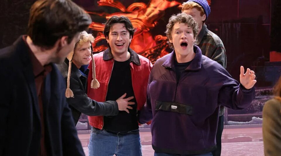 Hudson Williams se cuela en el sketch de Connor Storrie en 'Saturday Night Live'