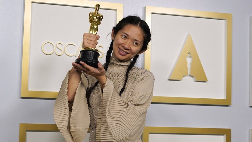 Chlo&eacute; Zhao fue la segunda mujer en alzarse como mejor directora en los Oscar