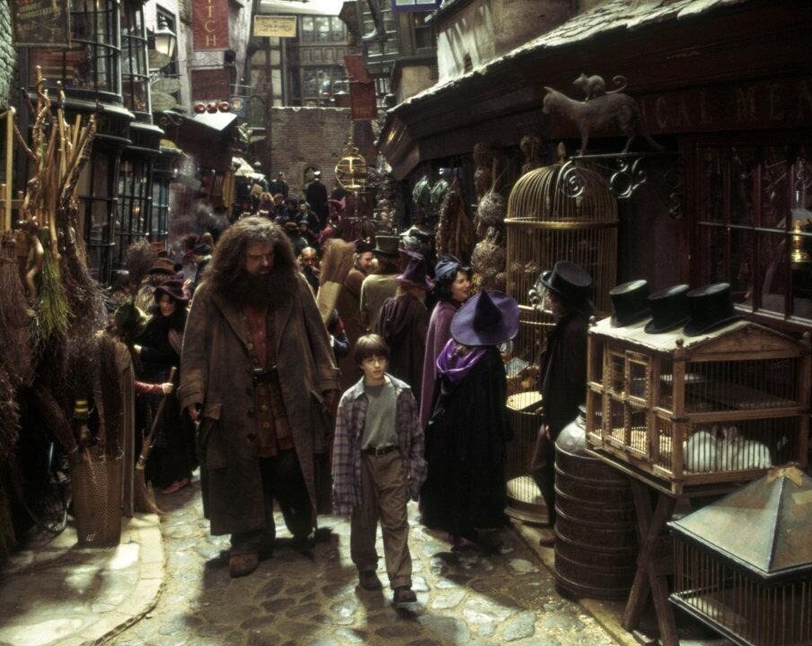 Harry y Hagrid, juntos en el Callej&oacute;n Diag&oacute;n, en 'Harry Potter y la Piedra Filosofal'