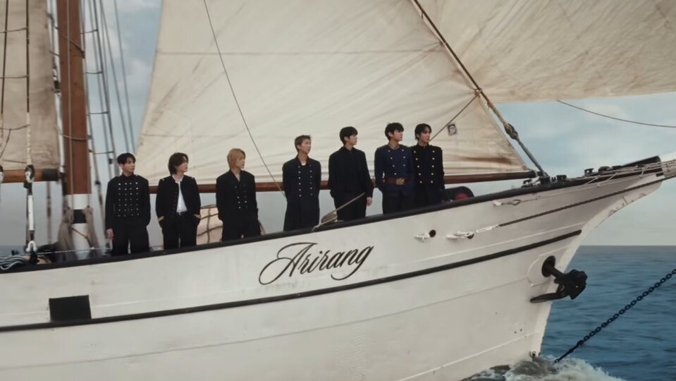 Fotograma del v&iacute;deo musical 'SWIM' de BTS