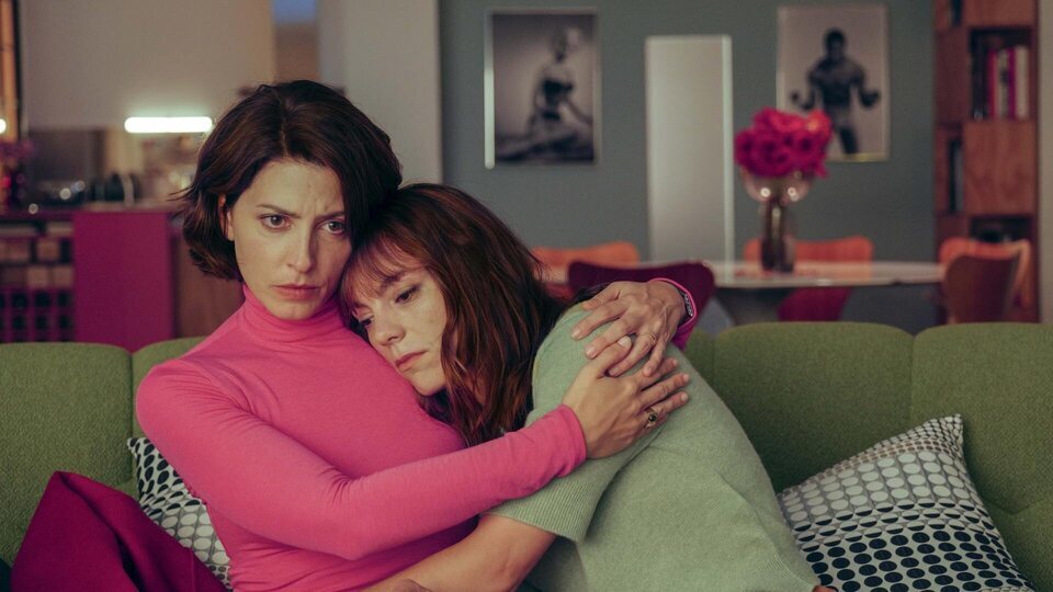 B&aacute;rbara Lennie y Victoria Luengo en 'Amarga Navidad'