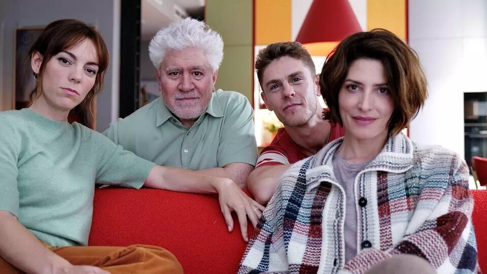 Victoria Luego, Pedro Almod&oacute;var, Patrick Criado y B&aacute;rbara Lennie en el rodaje de 'Amarga Navidad'