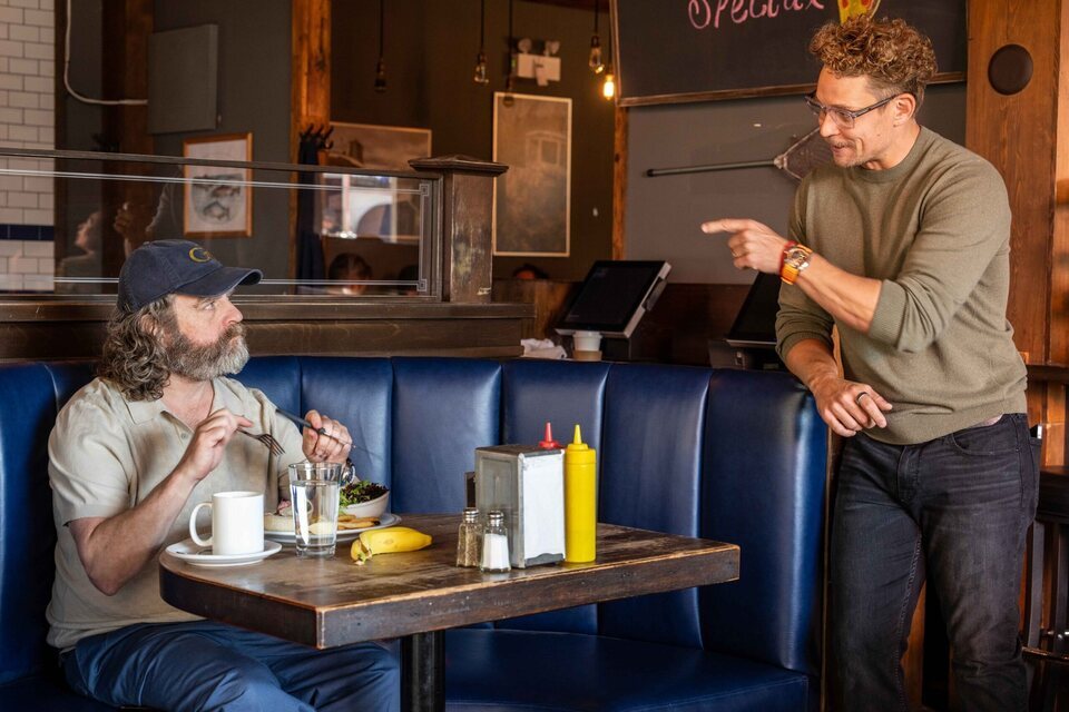 Magnussen y Zach Galifianakis en 'The Audacity'