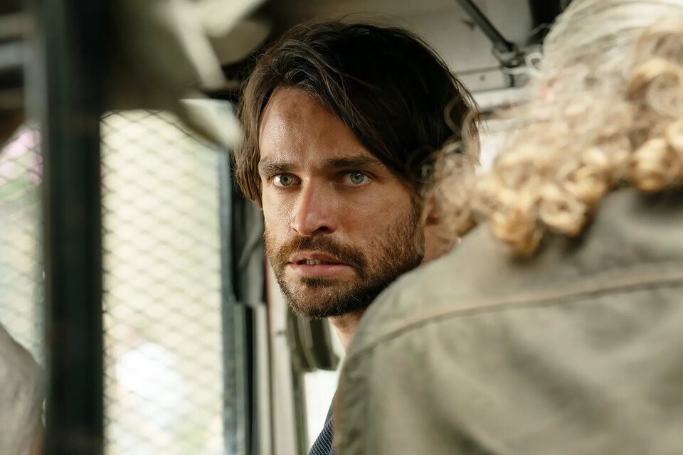 Link, interpretado por Thomas Doherty, es supuestamente el hijo de Sinatra