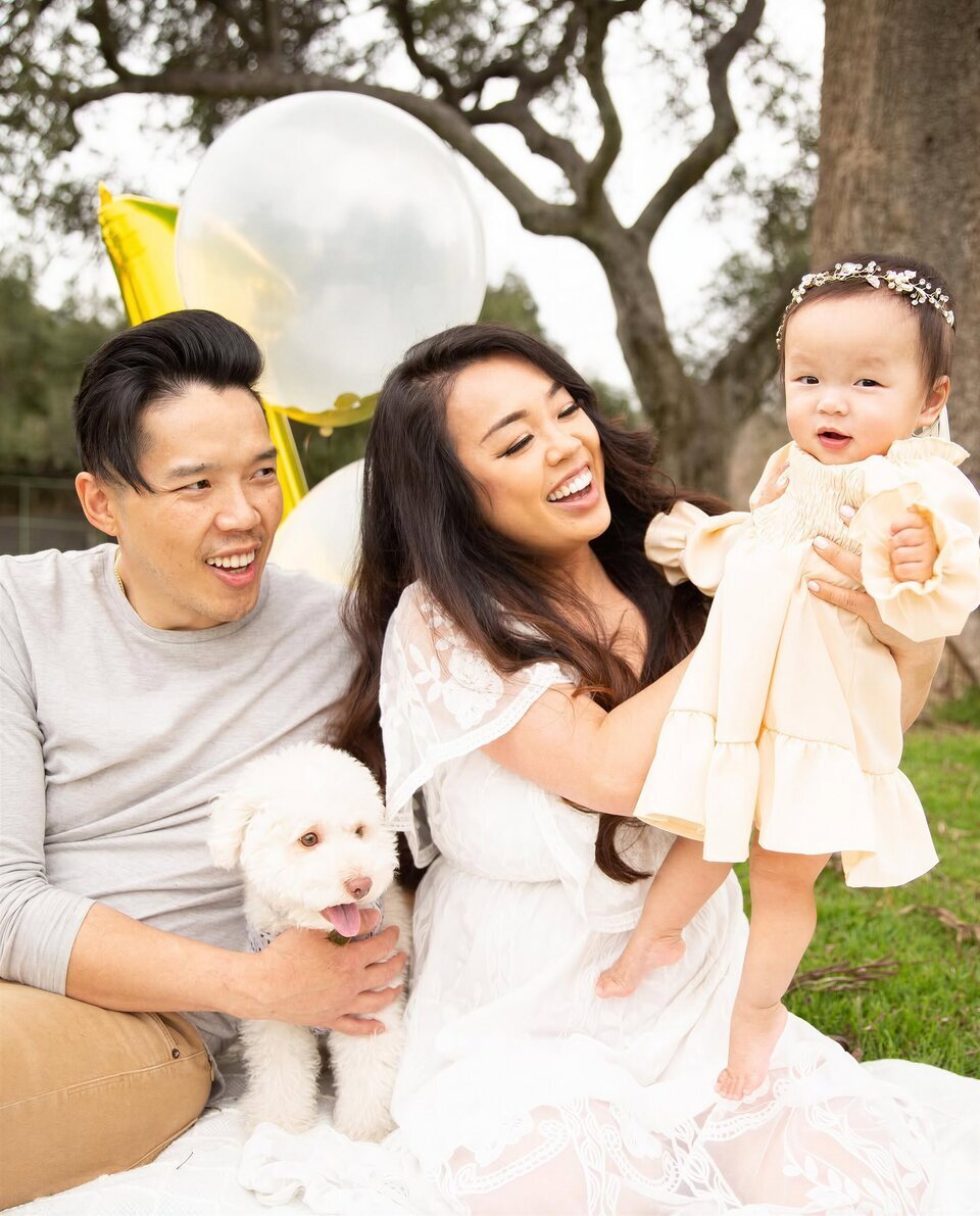 Alex y Christina Duong posan con su hija y con su perro