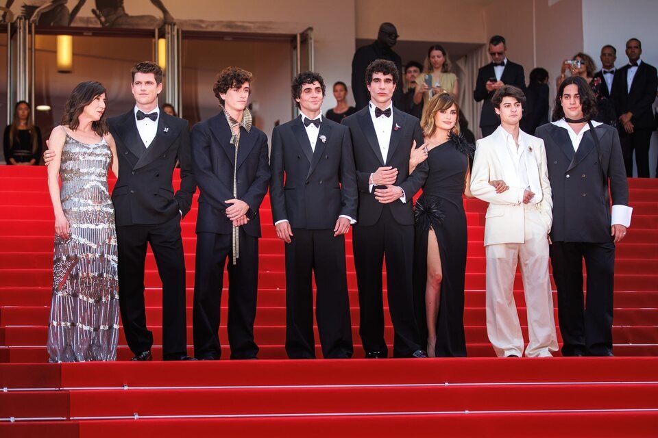 Los Javis presentan 'La bola negra' en Cannes acompa&ntilde;ados por parte de su reparto, entre ellos Pen&eacute;lope Cruz.