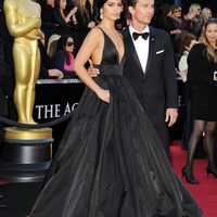 Camila Alves y Matthew McConaughey en la alfombra roja de los Oscar 2011