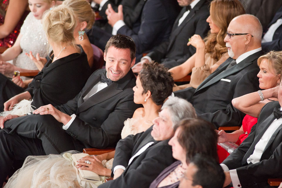 Hugh Jackman charla con Halle Berry en los Oscar 2011
