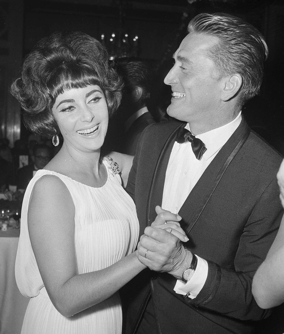 Elizabeth Taylor con Kirk Douglas
