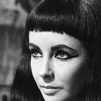 Elizabeth Taylor caracterizada como Cleopatra