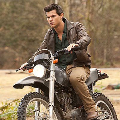 Jacob subido a su moto en 'Amanecer: Parte 1'
