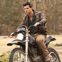 Jacob subido a su moto en 'Amanecer: Parte 1'
