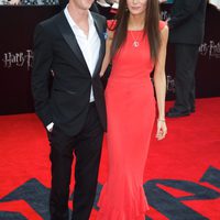 Tom Felton y su novia en la premiére de 'Las reliquias de la muerte: Parte 2'