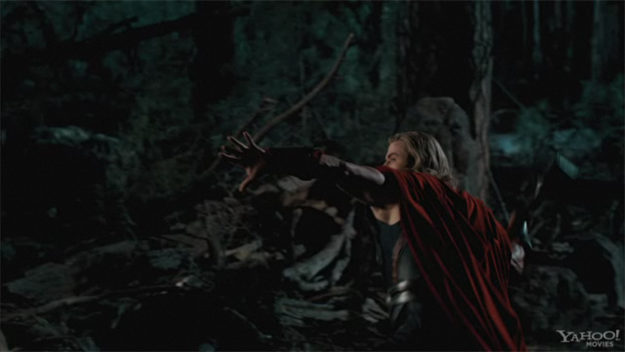Thor lanza su martilllo a la pantalla