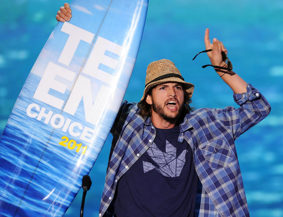 Ashton Kutcher celebra su Teen Choice Award