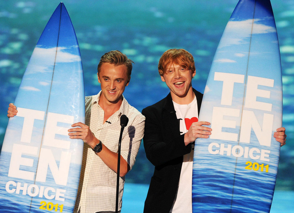 Tom Felton y Rupert Grint recogen sus tablas de surf