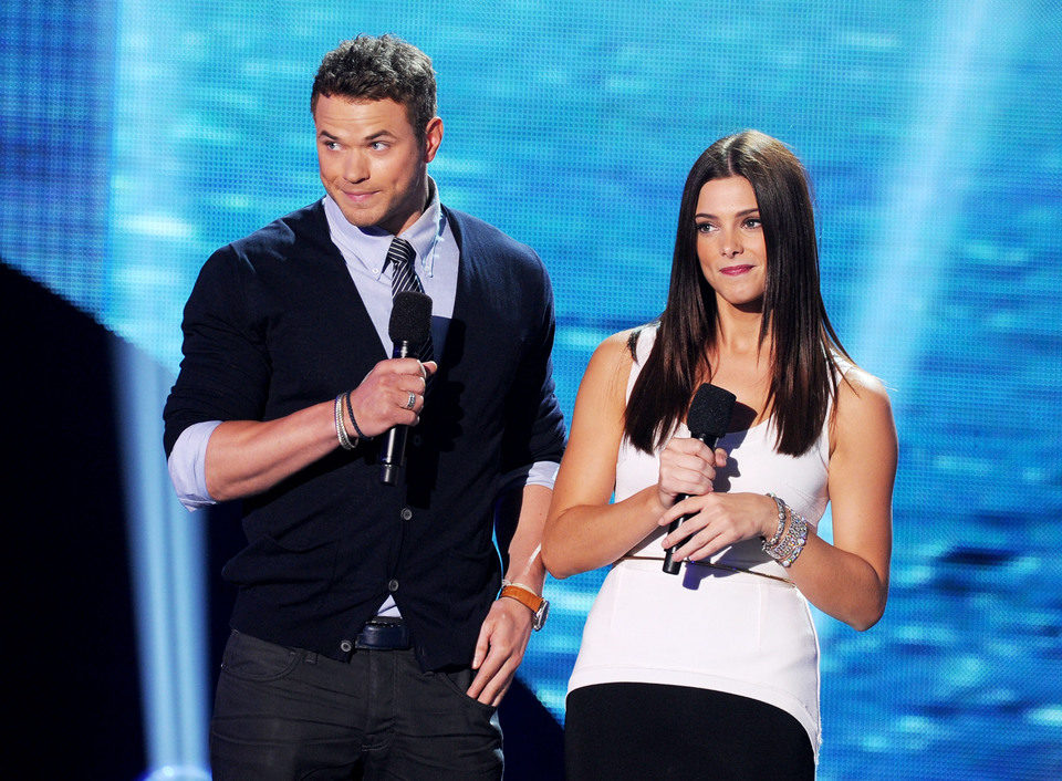 Kellan Lutz y Ashley Greene suben al escenario de los Teen Choice Awards 2011