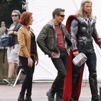 Jeremy Renner pone boquita de piñon con Chris Hemsworth y Scarlett Johansson