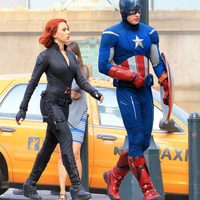 Viuda Negra y Capitán América charlan en 'Los Vengadores'