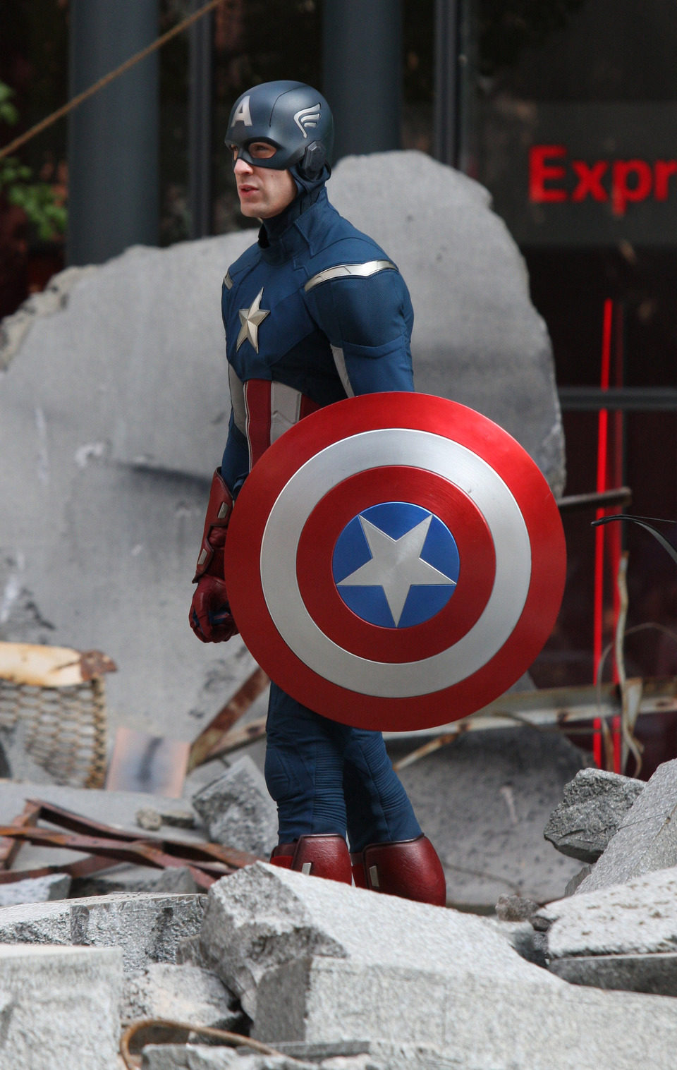 Chris Evans con el escudo de Capitán América en 'Los Vengadores'