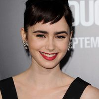 Lily Collins sonríe en la presentación de 'Sin salida'