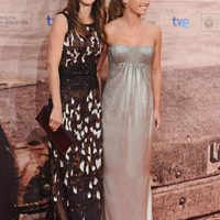 Bárbara Goenaga y Marta Etura posan en la entrada de la gala de clausura