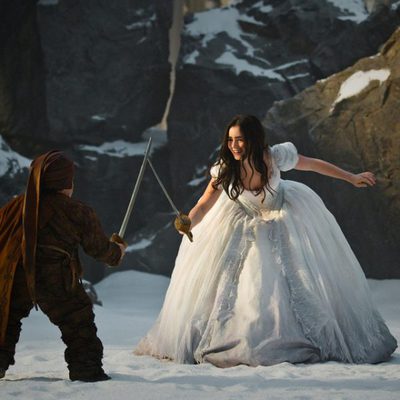 Lily Collins aprende a manejar la espada en 'Snow White'
