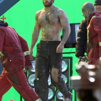 Henry Cavill pasea por el set de 'Superman: Man of Steel'