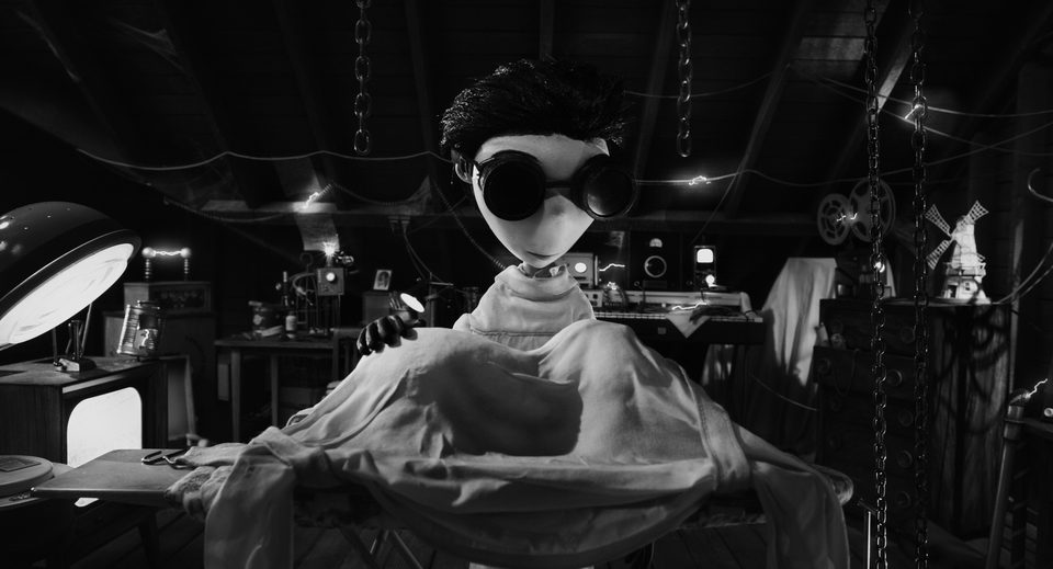 Victor trabaja en su experimento en 'Frankenweenie'