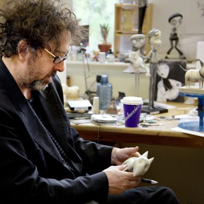 Tim Burton trabaja en Sparky, de 'Frankenweenie'