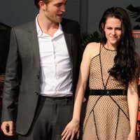 Robert Pattinson y Kristen Stewart sonríen en el Teatro Chino de Los Angeles