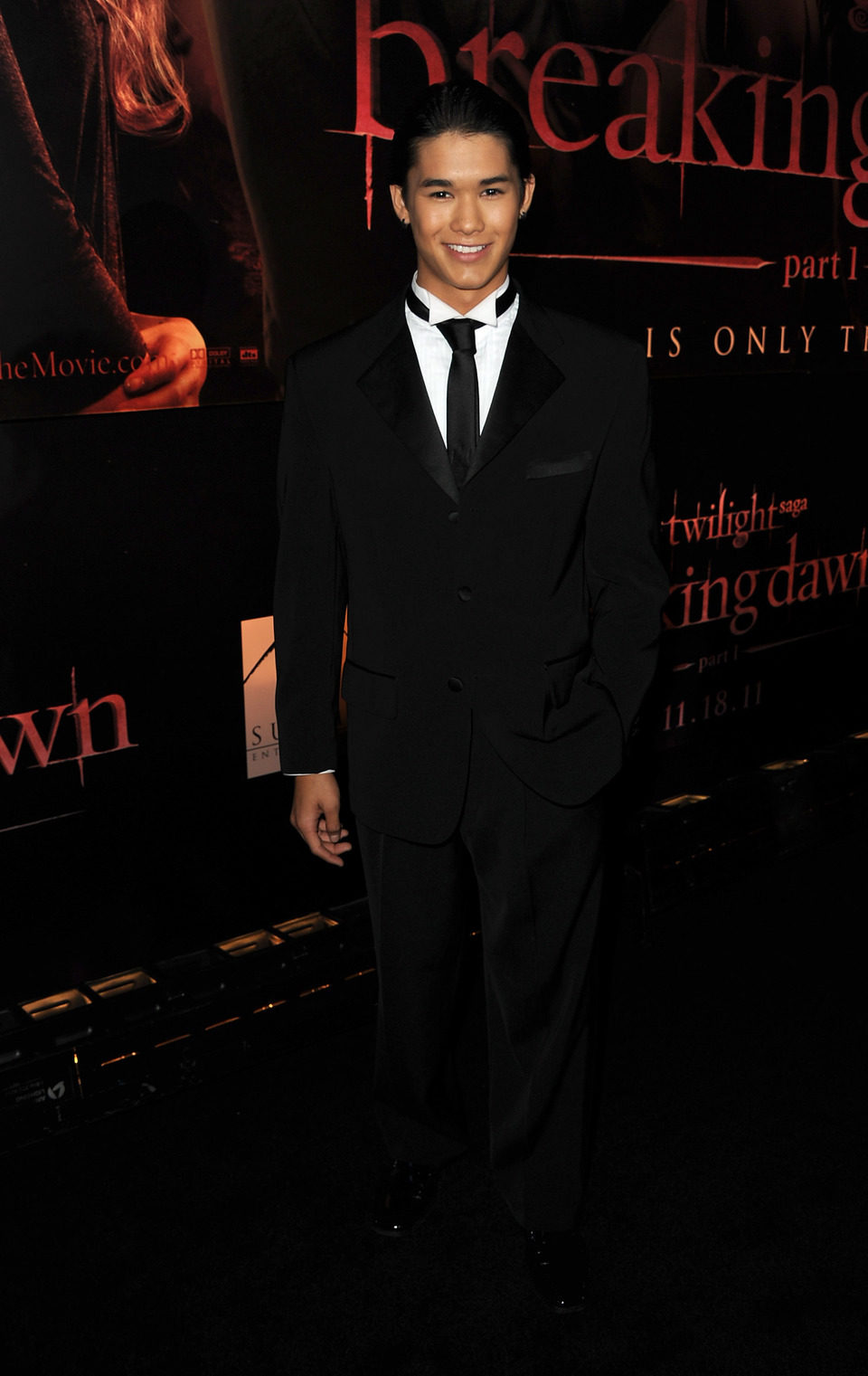 Boo Boo Stewart posa en la premiére de 'Amanecer: Parte 1'