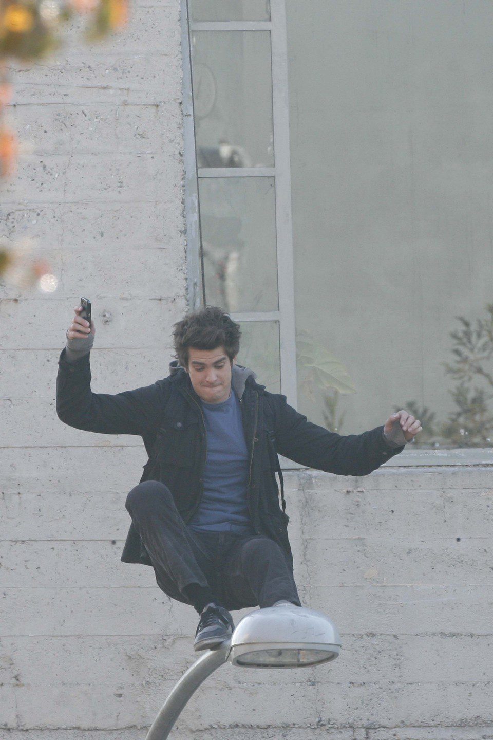 Andrew Garfield da un traspiés en una farola grabando 'The Amazing Spider-Man'