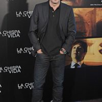 Antonio Garrido en el photocall de 'La chispa de la vida' en Madrid