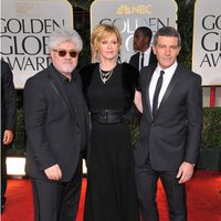 Pedro Almodóvar, Melanie Griffith y Antonio Banderas posan en la alfombra roja de los Globos de Oro 2012