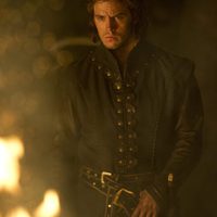 Sam Claflin junto al fuego en 'Blancanieves y la leyenda del cazador'