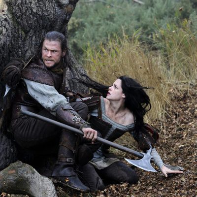 Chris Hemsworth protege a Kristen Stewart en 'Blancanieves y la leyenda del cazador'