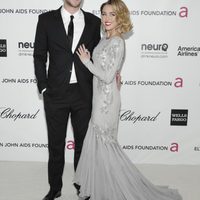 Miley Cyrus y Liam Hemsworth en la fiesta de Elton John tras los Oscar 2012